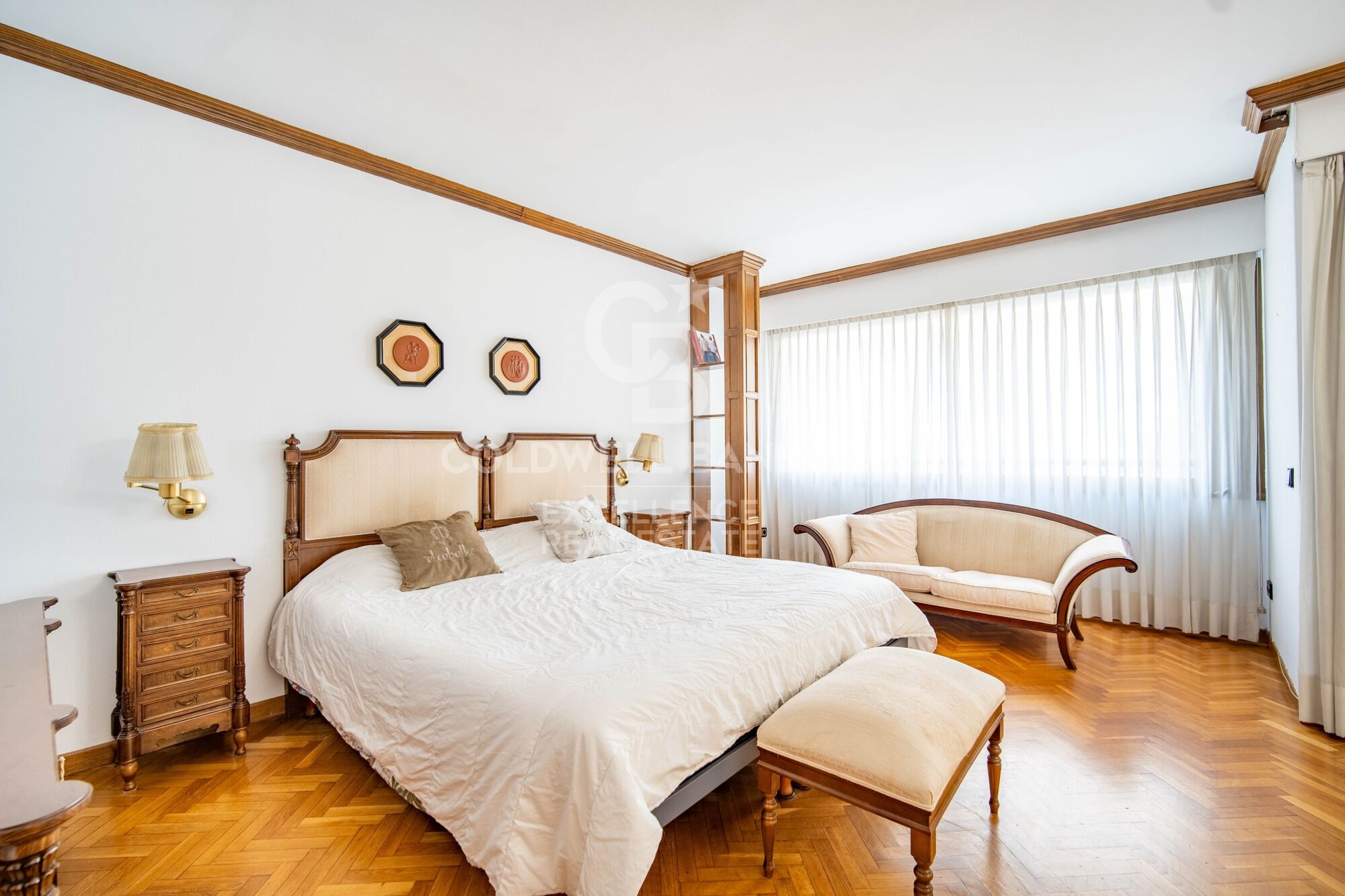 Exklusive herrschaftswohnung mit 5 suiten und garage in der calle Colón.