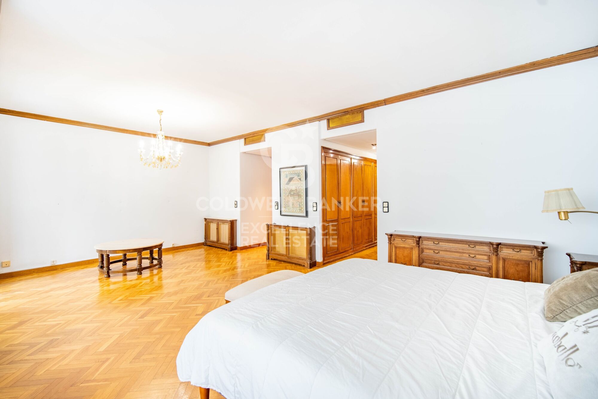 Appartement seigneurial exclusif avec 5 suites et garage dans la calle Colón.