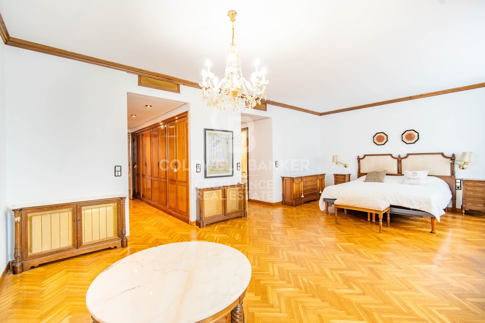 Appartement seigneurial exclusif avec 5 suites et garage dans la calle Colón.