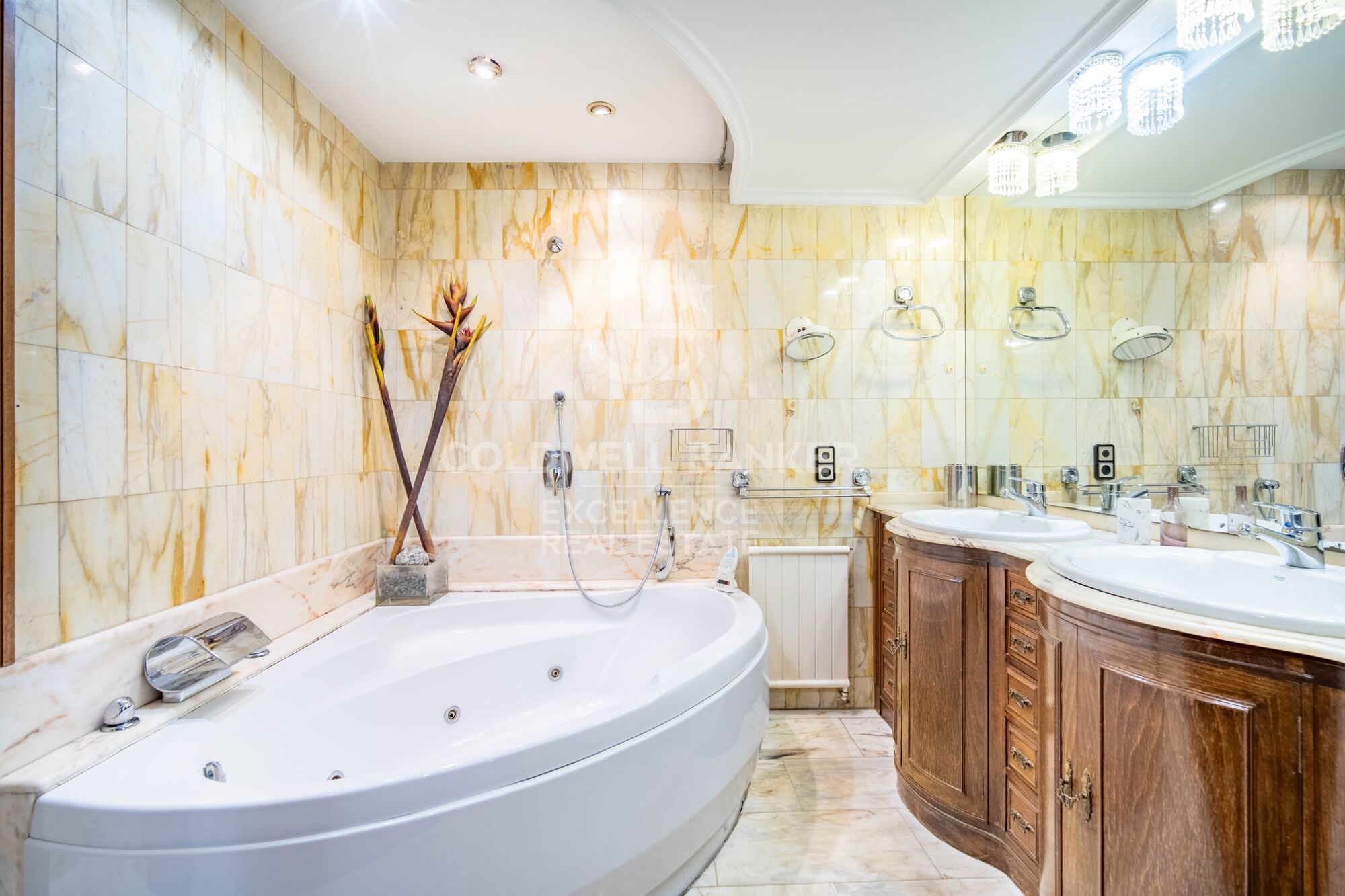 Appartement seigneurial exclusif avec 5 suites et garage dans la calle Colón.