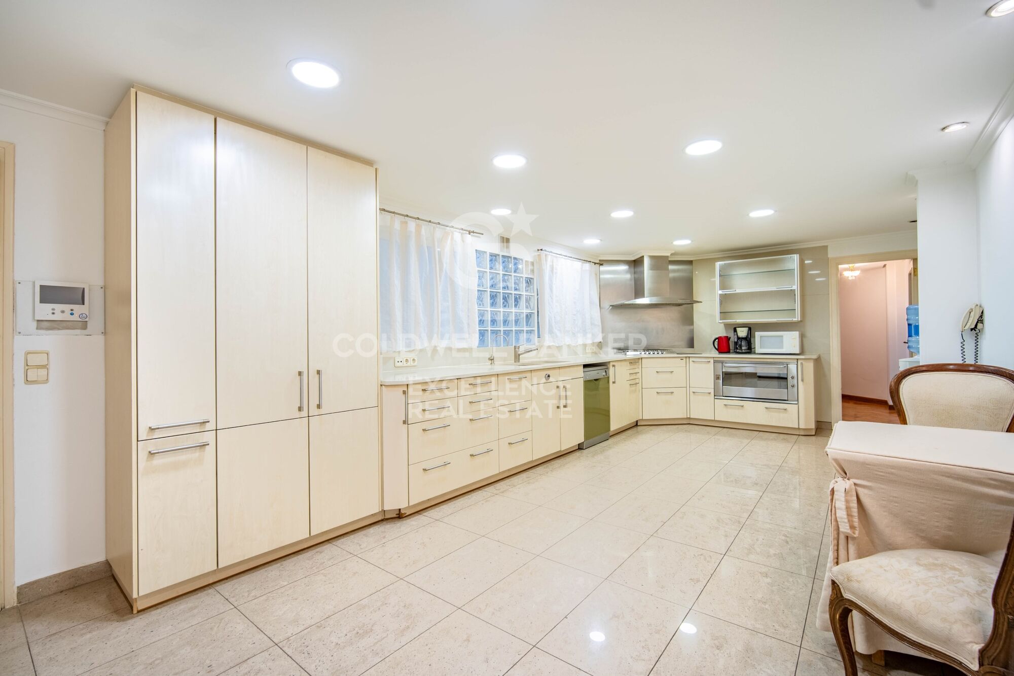 Exclusive stately apartment with 5 suites and garage on Colón street.