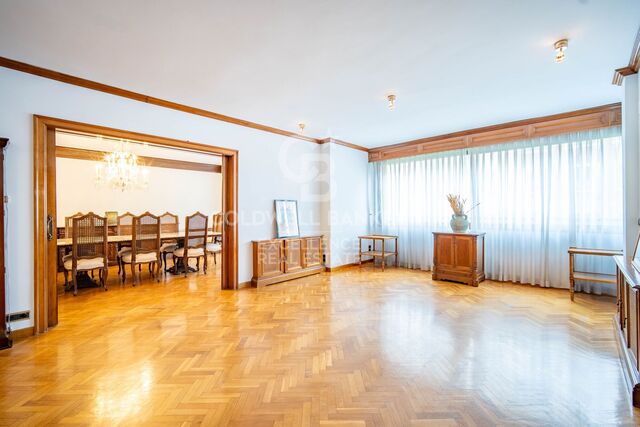 Elegant Residence on Calle Colón - Luxury and Space in Valencia's Finest Location