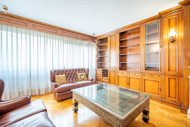 Exklusive herrschaftswohnung mit 5 suiten und garage in der calle Colón.