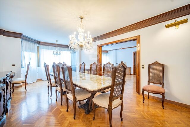 Appartement seigneurial exclusif avec 5 suites et garage dans la calle Colón.