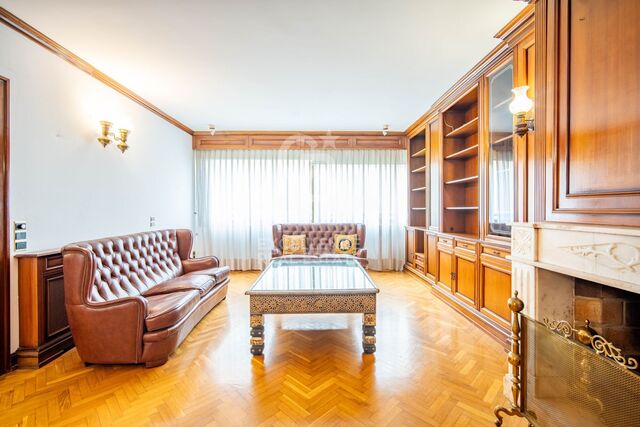 Exclusive stately apartment with 5 suites and garage on Colón street.