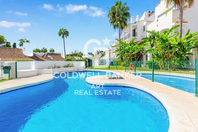 Stylish ground-floor apartment in Villa Marina, Puerto Banús, Marbella