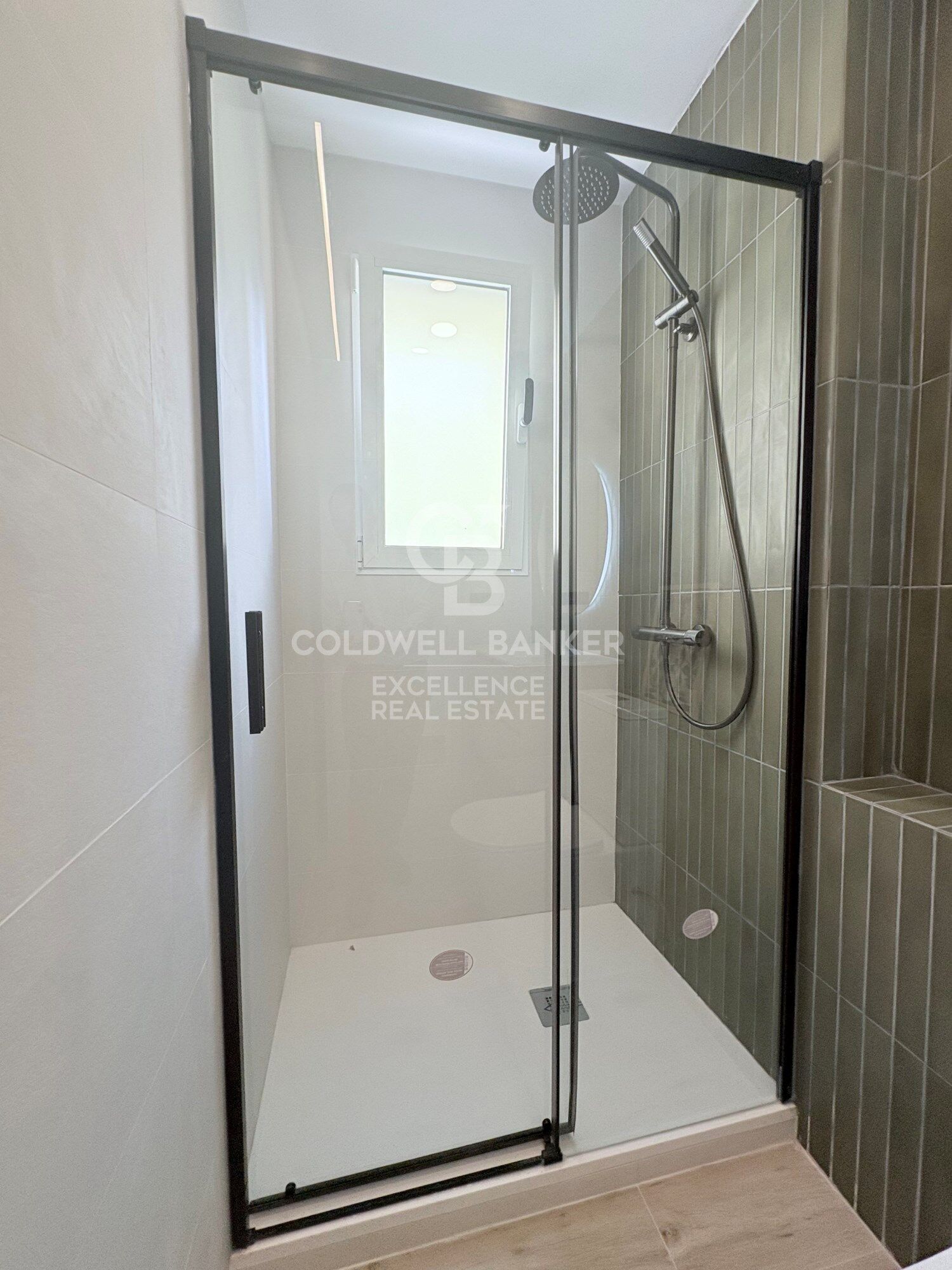 Newly renovated apartment next to Avenida de Francia.