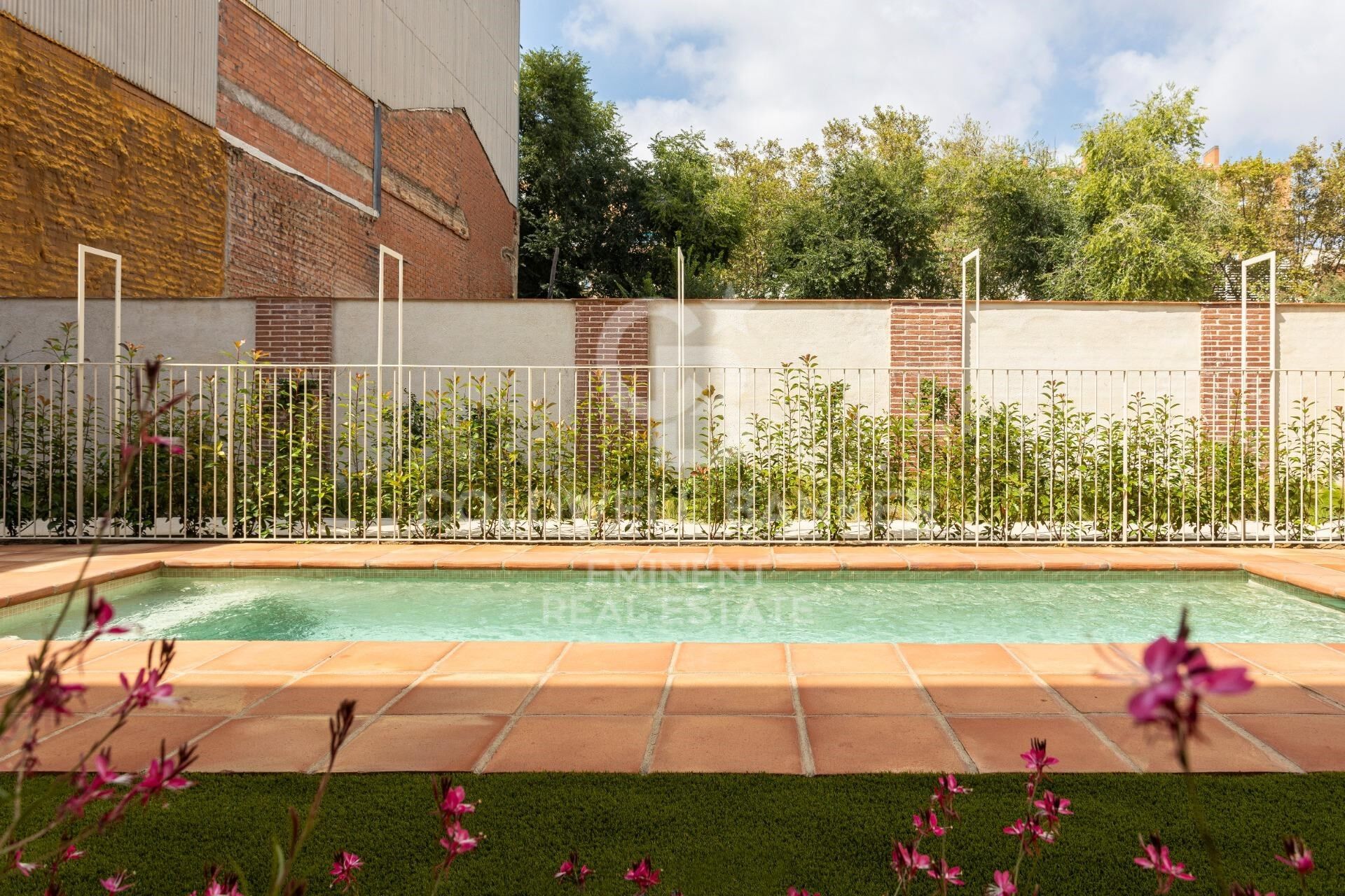 A08_ Neubau-Triplex mit Gemeinschaftspool _ Can Ricart, Halle A