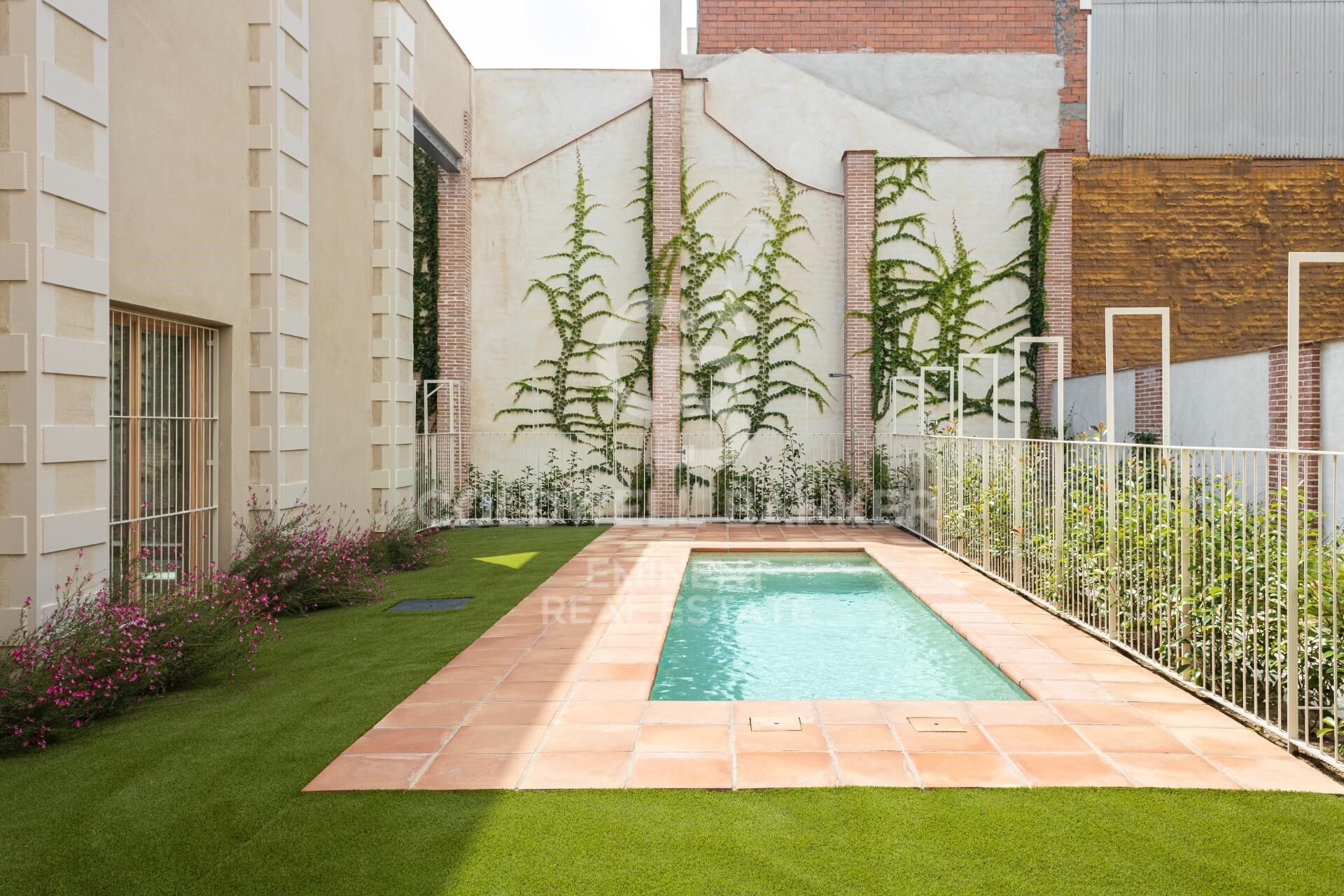 A08_ Tríplex de obra nueva con piscina comunitaria _ Can Ricart en Nave A