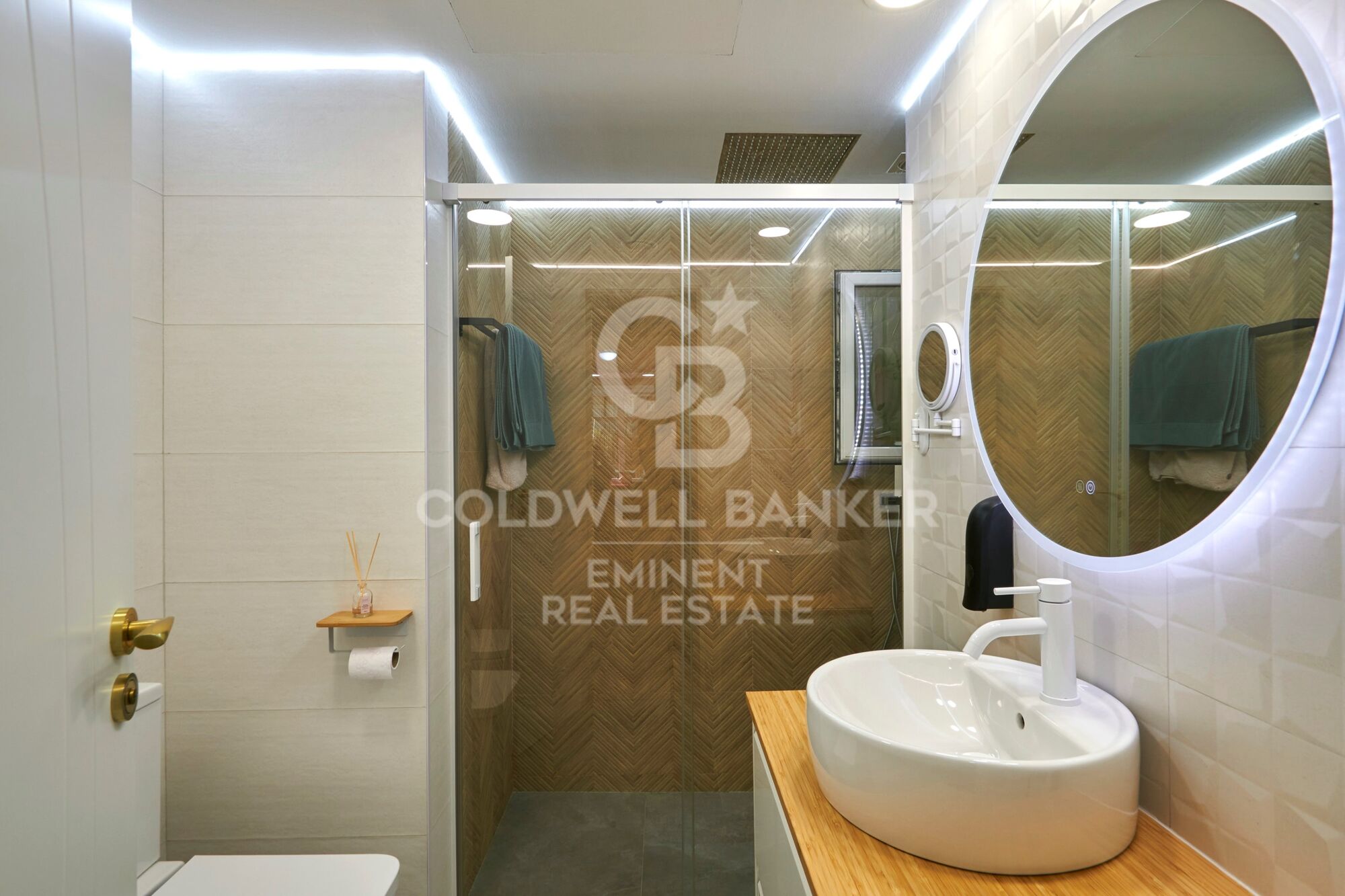 Lujo contemporáneo junto a la Sagrada Familia: diseño, luz y terraza privada