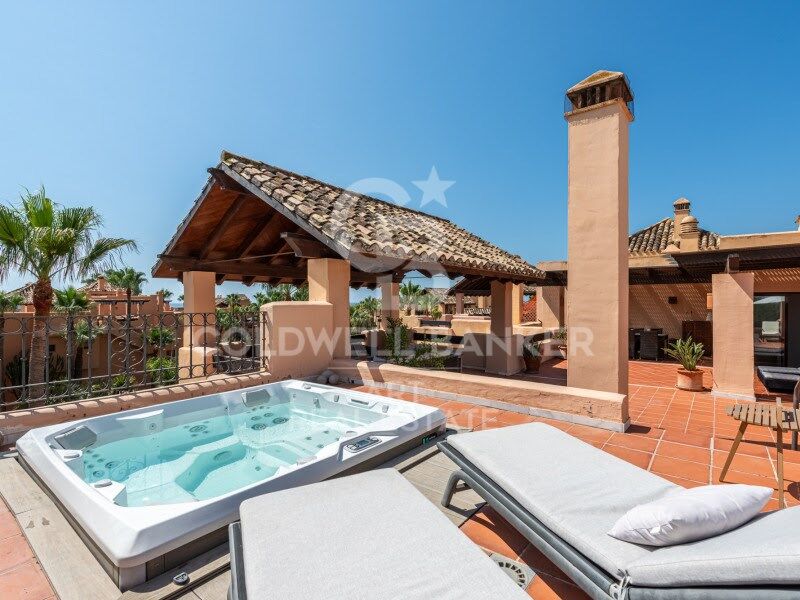 Espectacular ático en primera línea de playa con terraza solárium panorámica, San Pedro Alcántara, Marbella
