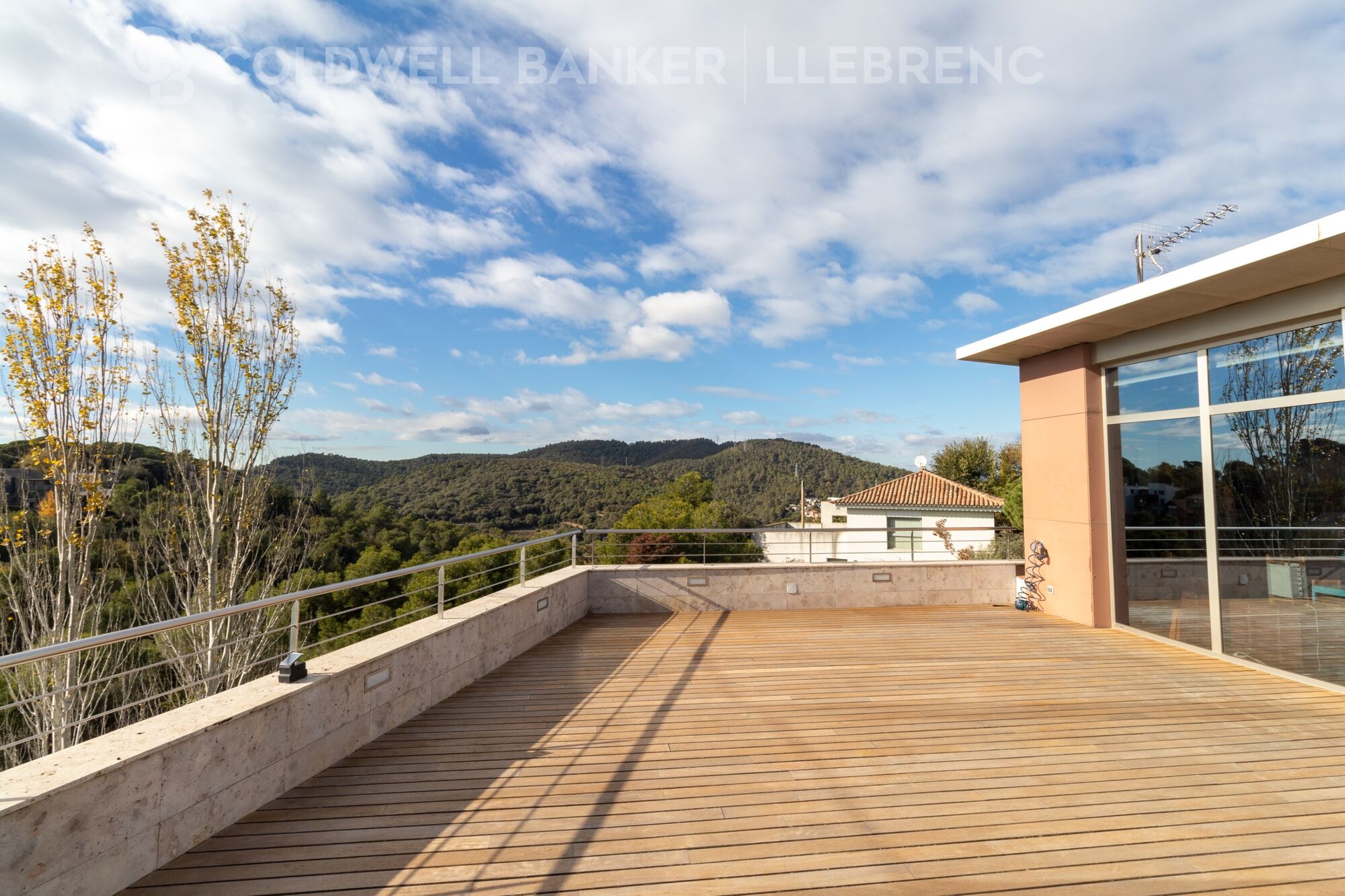 Excelente casa en venta en Vallvidrera en una gran parcela segregable con jardín y piscina