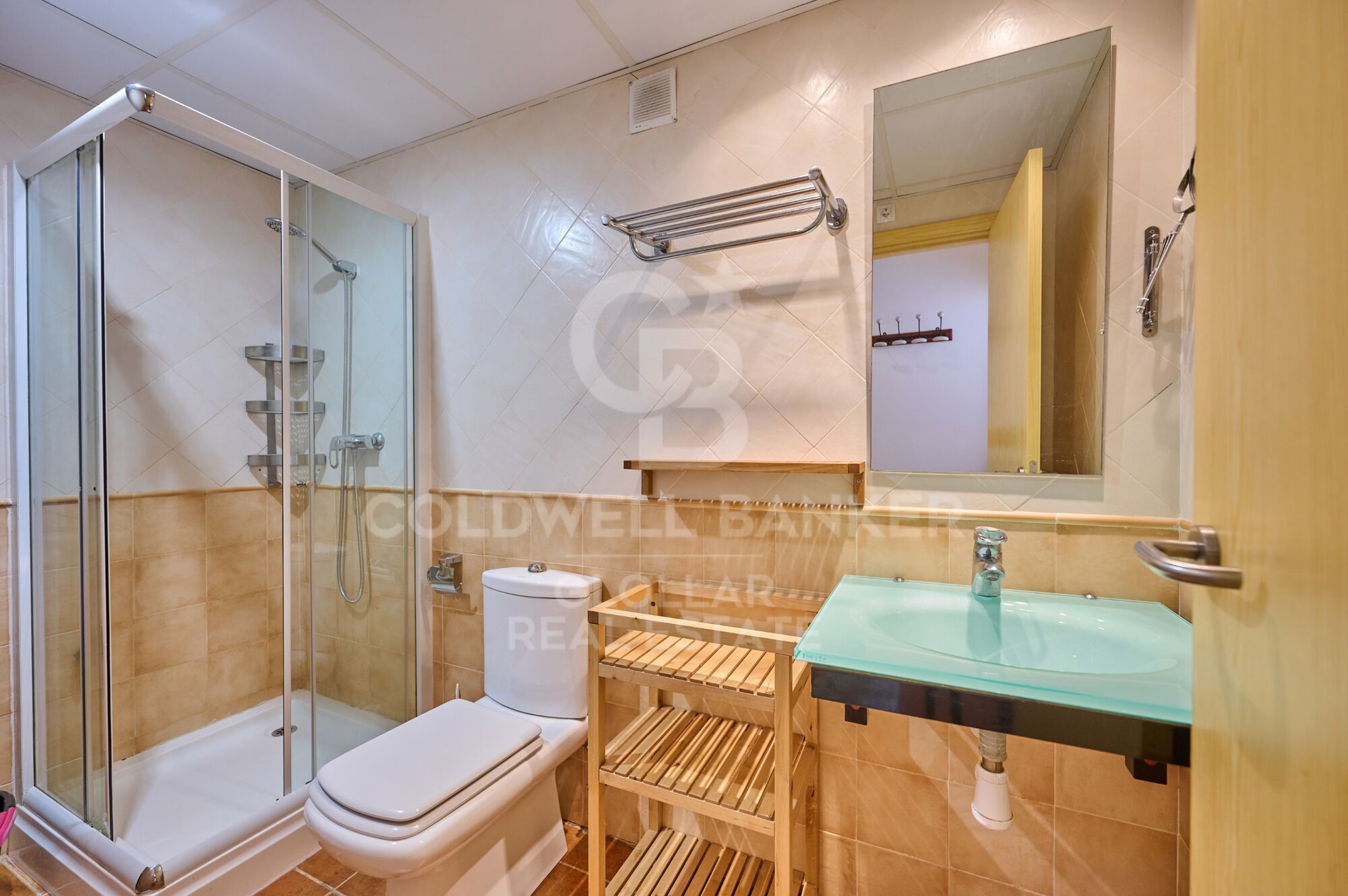 Luminoso apartamento esquinero con balcón