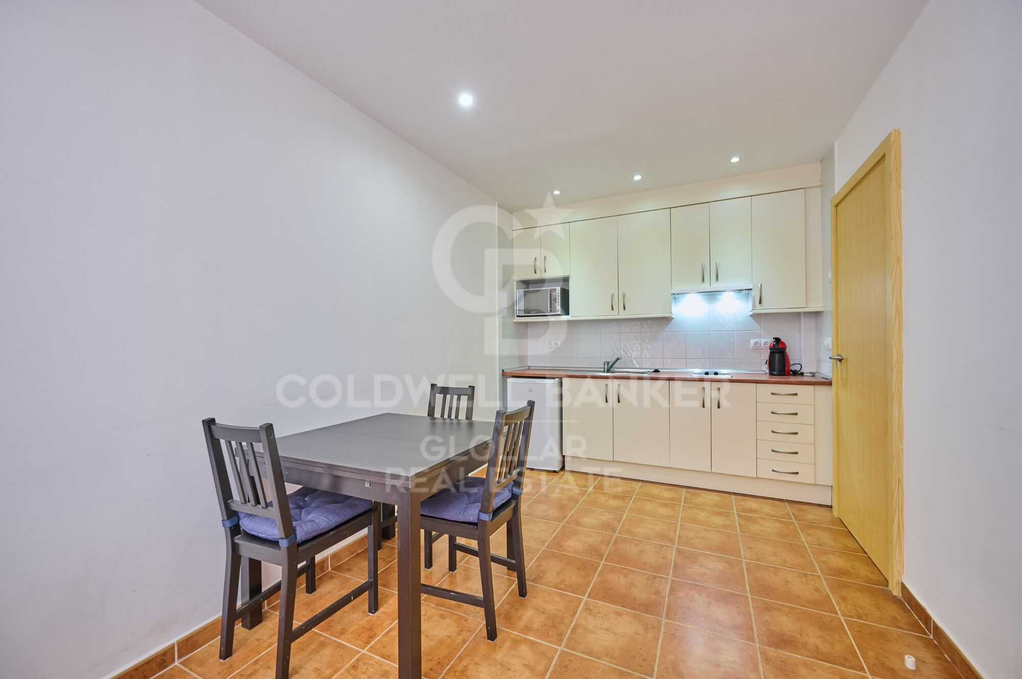 Luminoso apartamento esquinero con balcón