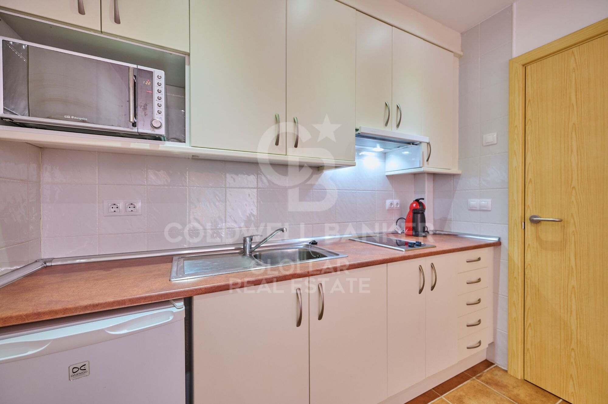 Luminoso apartamento esquinero con balcón