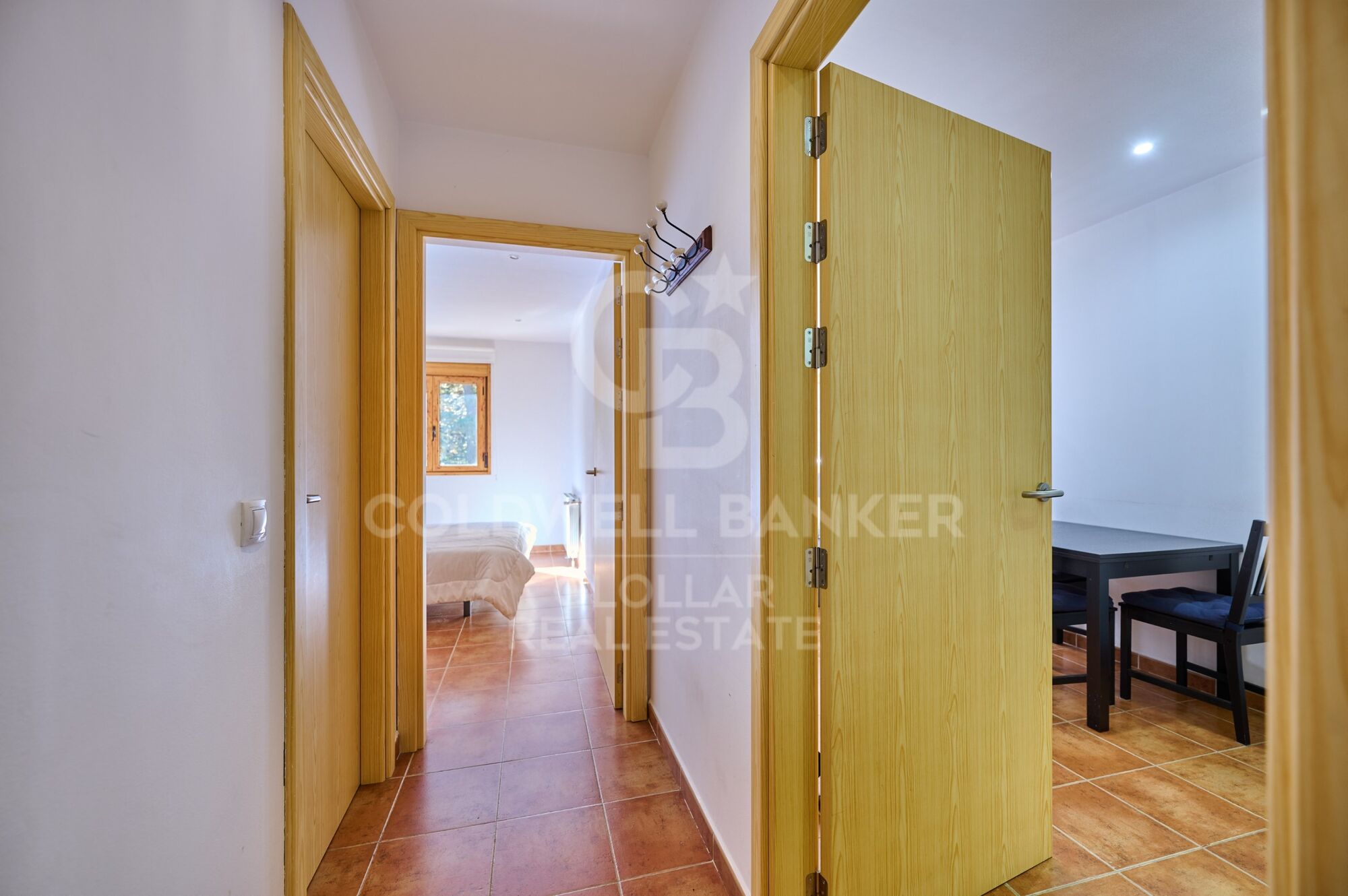 Luminoso apartamento esquinero con balcón