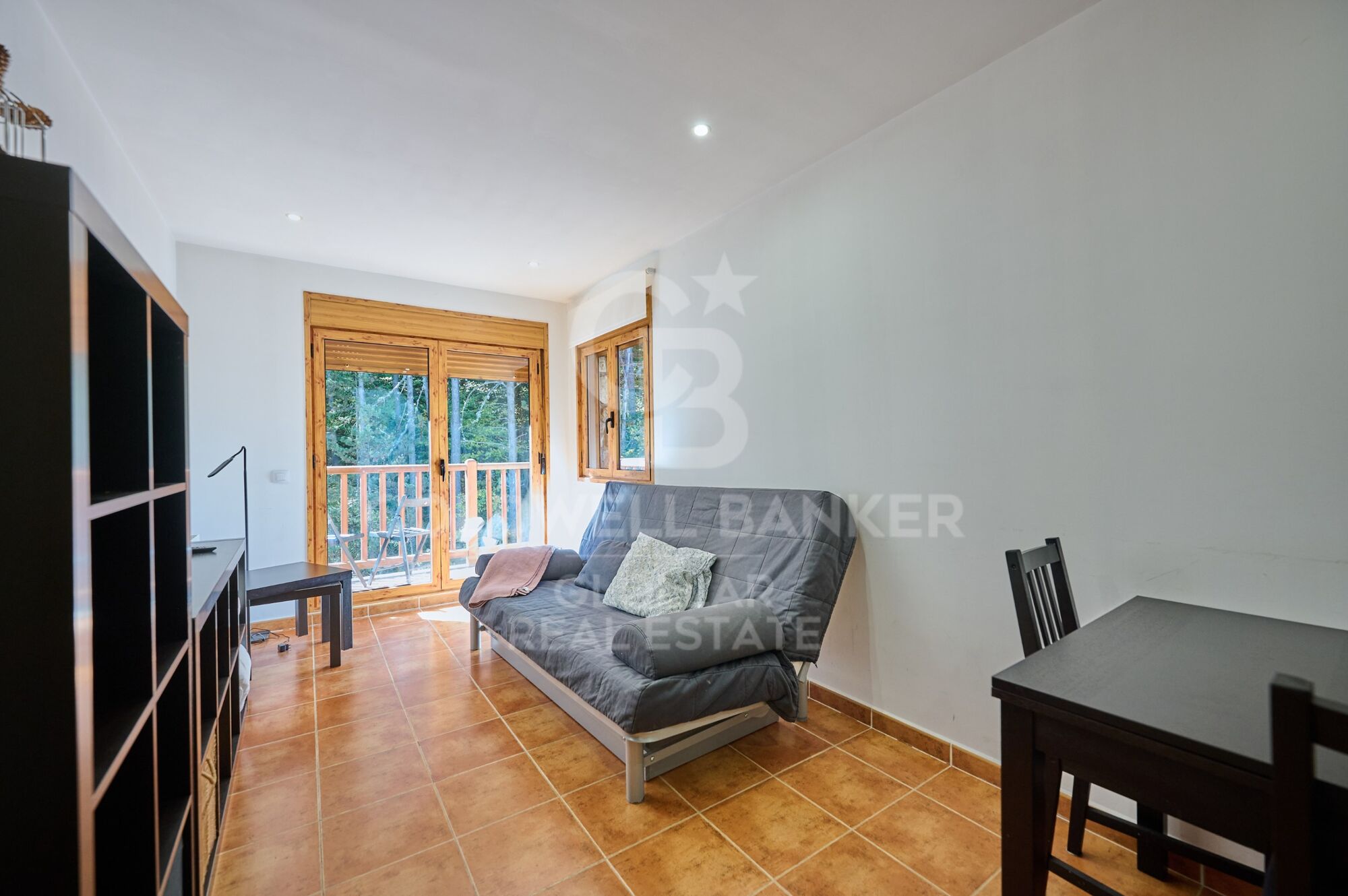 Luminoso apartamento esquinero con balcón