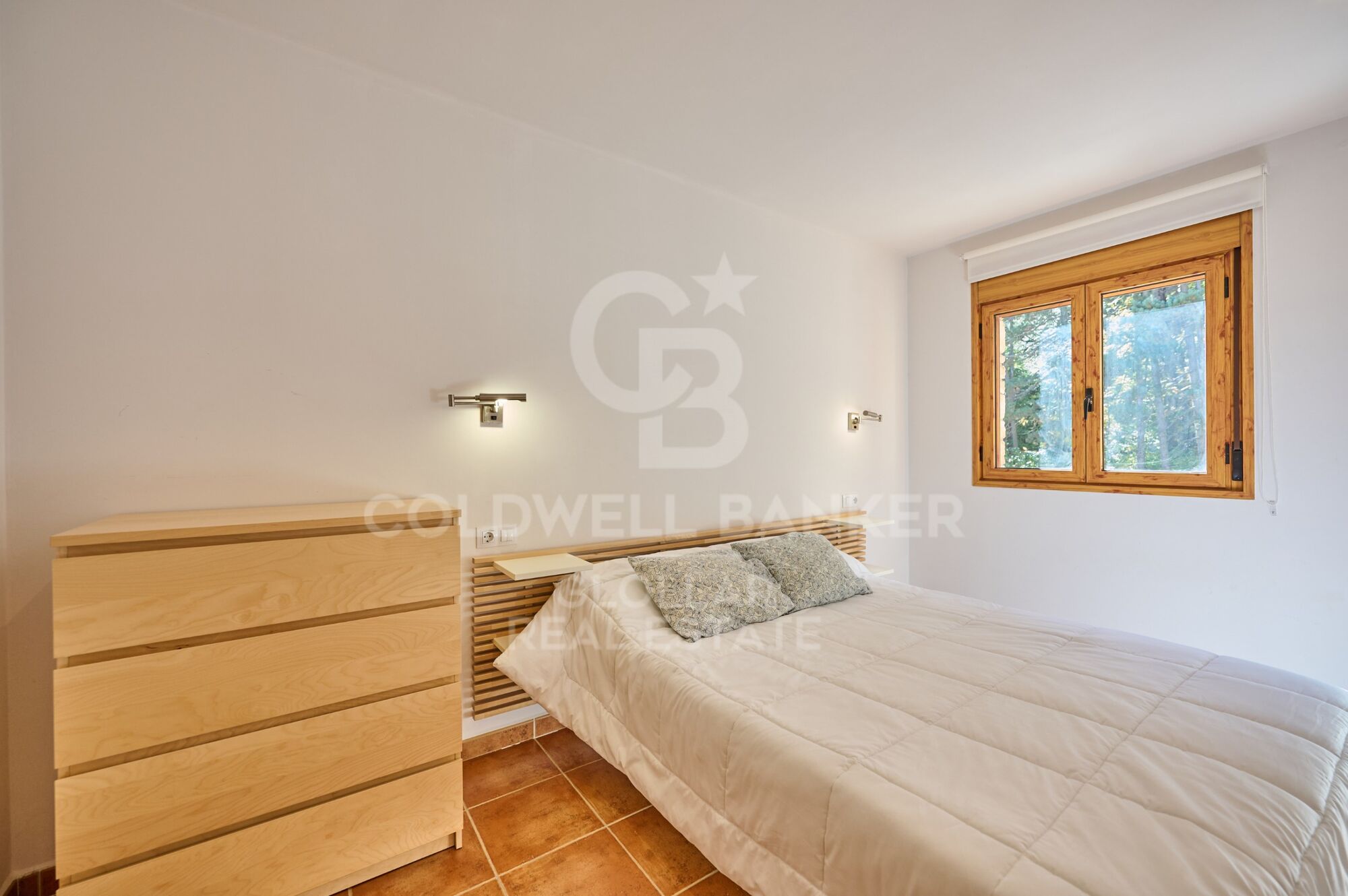 Luminoso apartamento esquinero con balcón