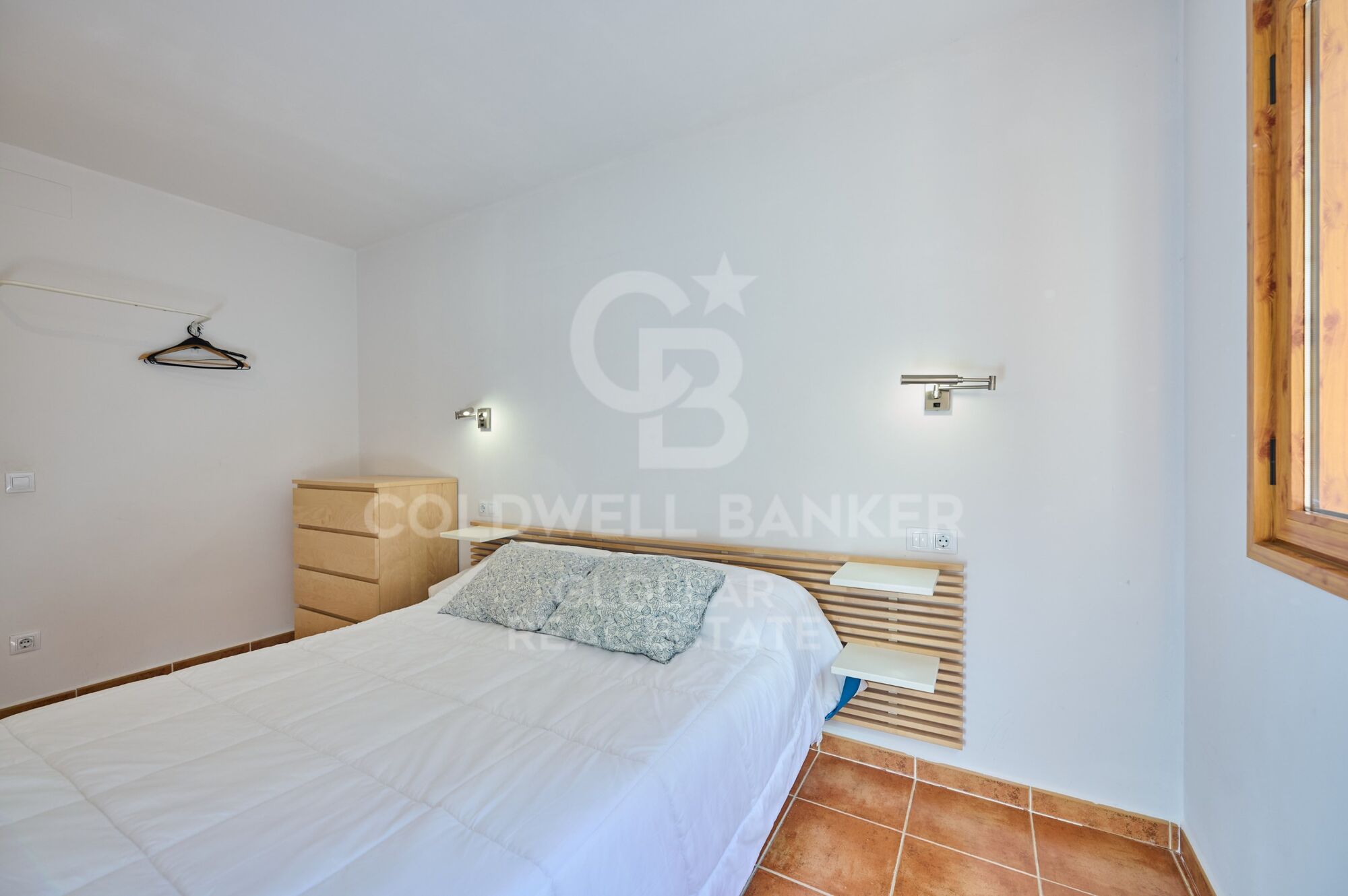 Luminoso apartamento esquinero con balcón