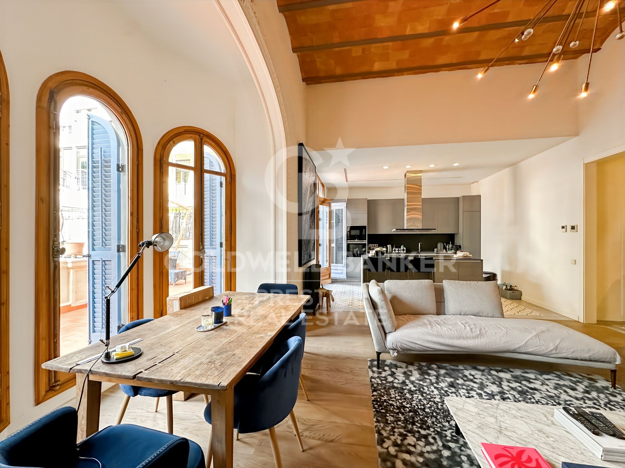Exclusive flat with large terrace and workshop in the Eixample, Barcelona