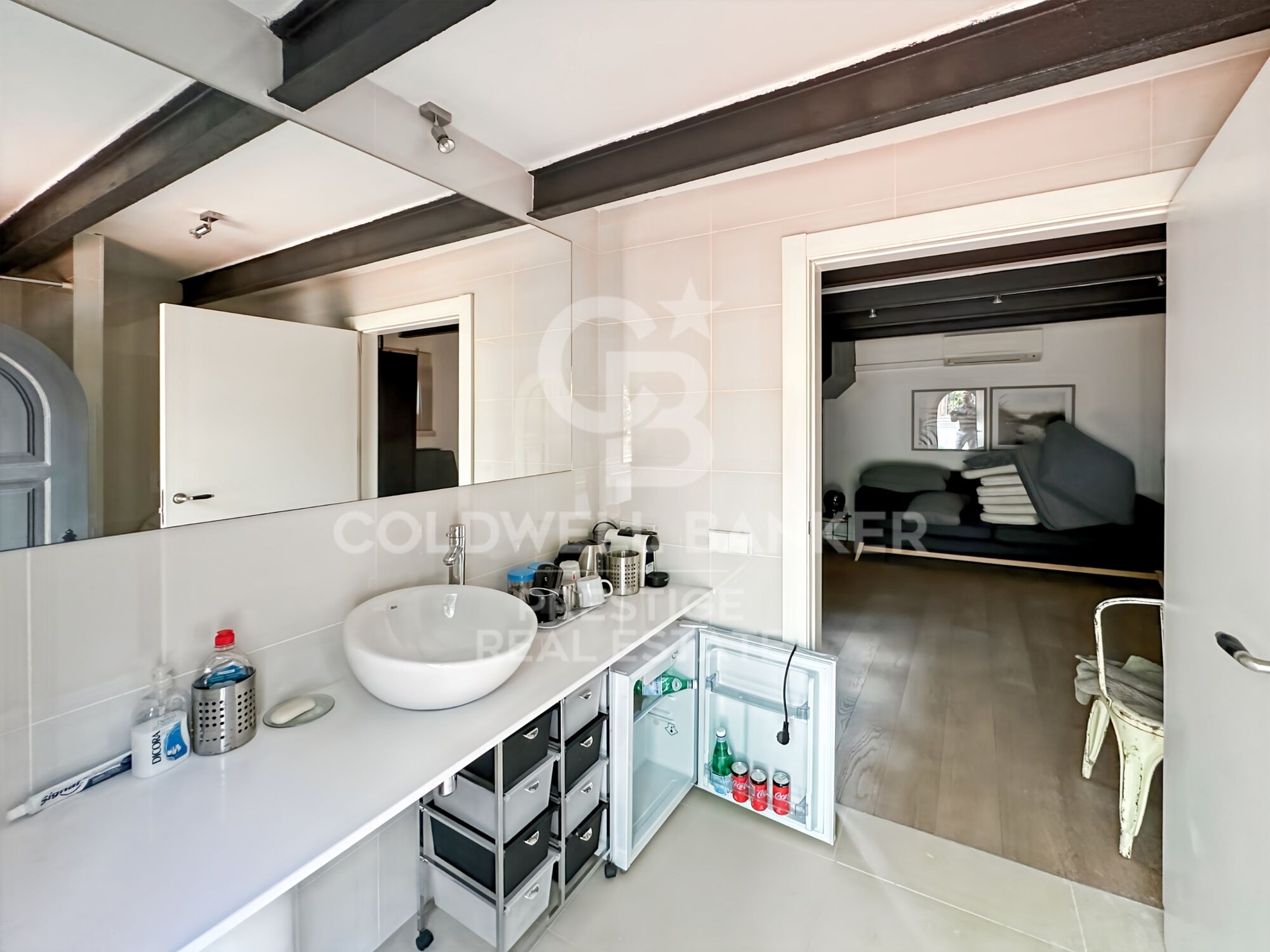 Exclusive flat with large terrace and workshop in the Eixample, Barcelona
