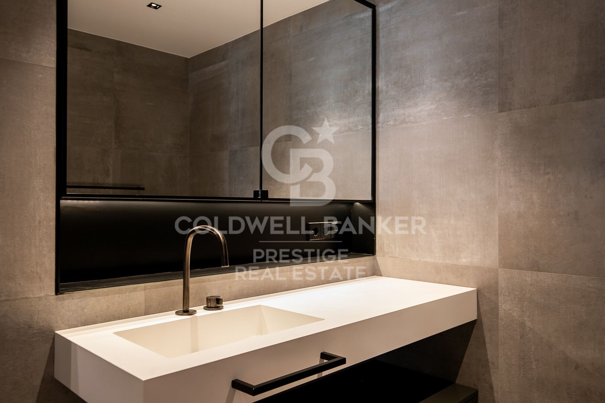 Impressive luxury apartment in the Turó Park area.