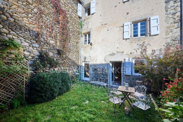 Village house Sale Ur