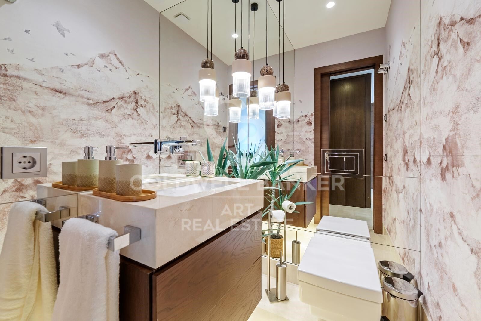 Dúplex elegante en planta baja con vistas panorámicas al mar, Marbella