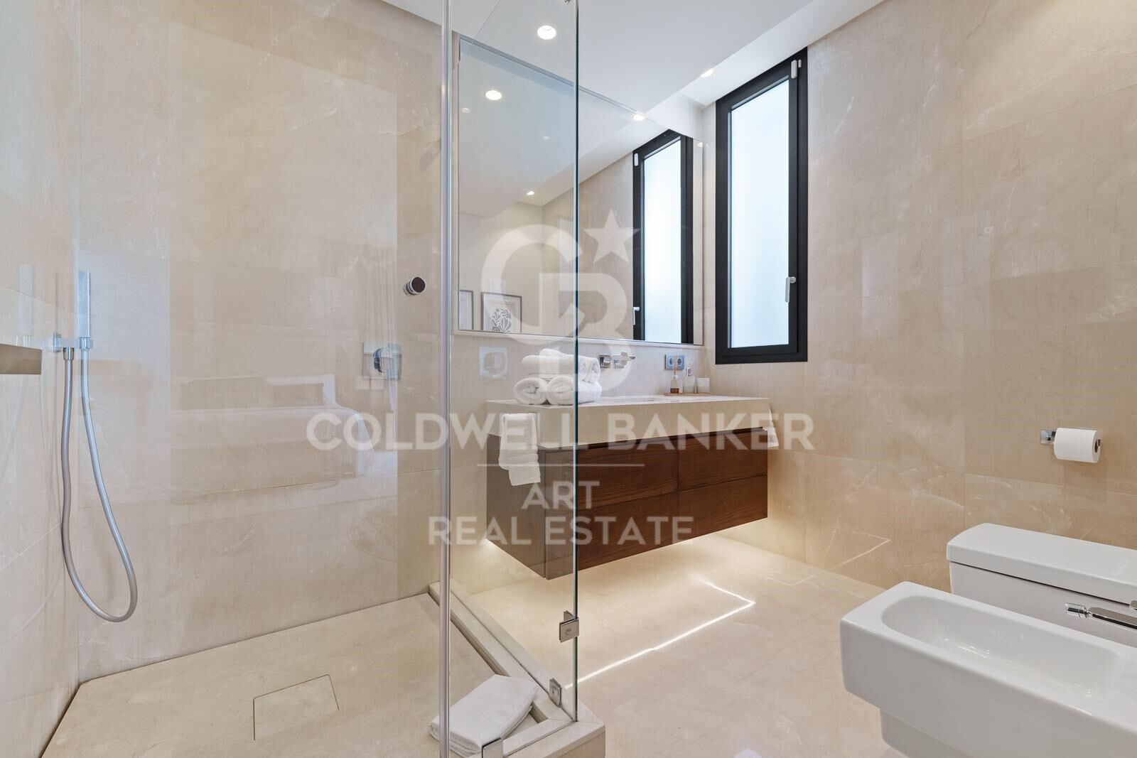 Dúplex elegante en planta baja con vistas panorámicas al mar, Marbella