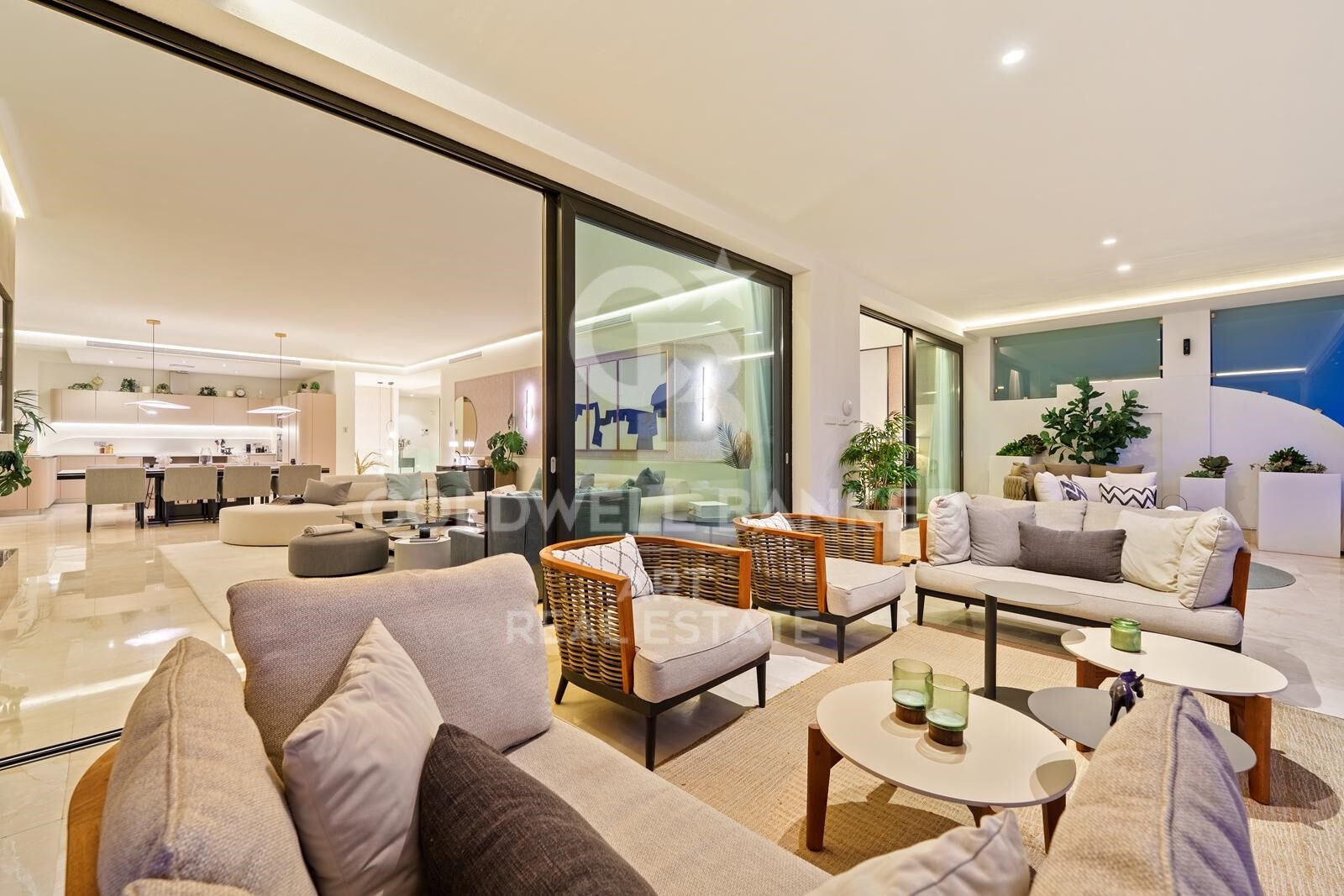 Dúplex elegante en planta baja con vistas panorámicas al mar, Marbella