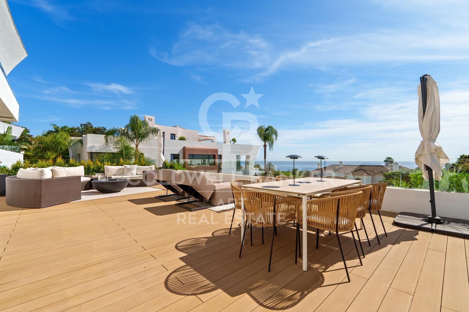 Dúplex elegante en planta baja con vistas panorámicas al mar, Marbella