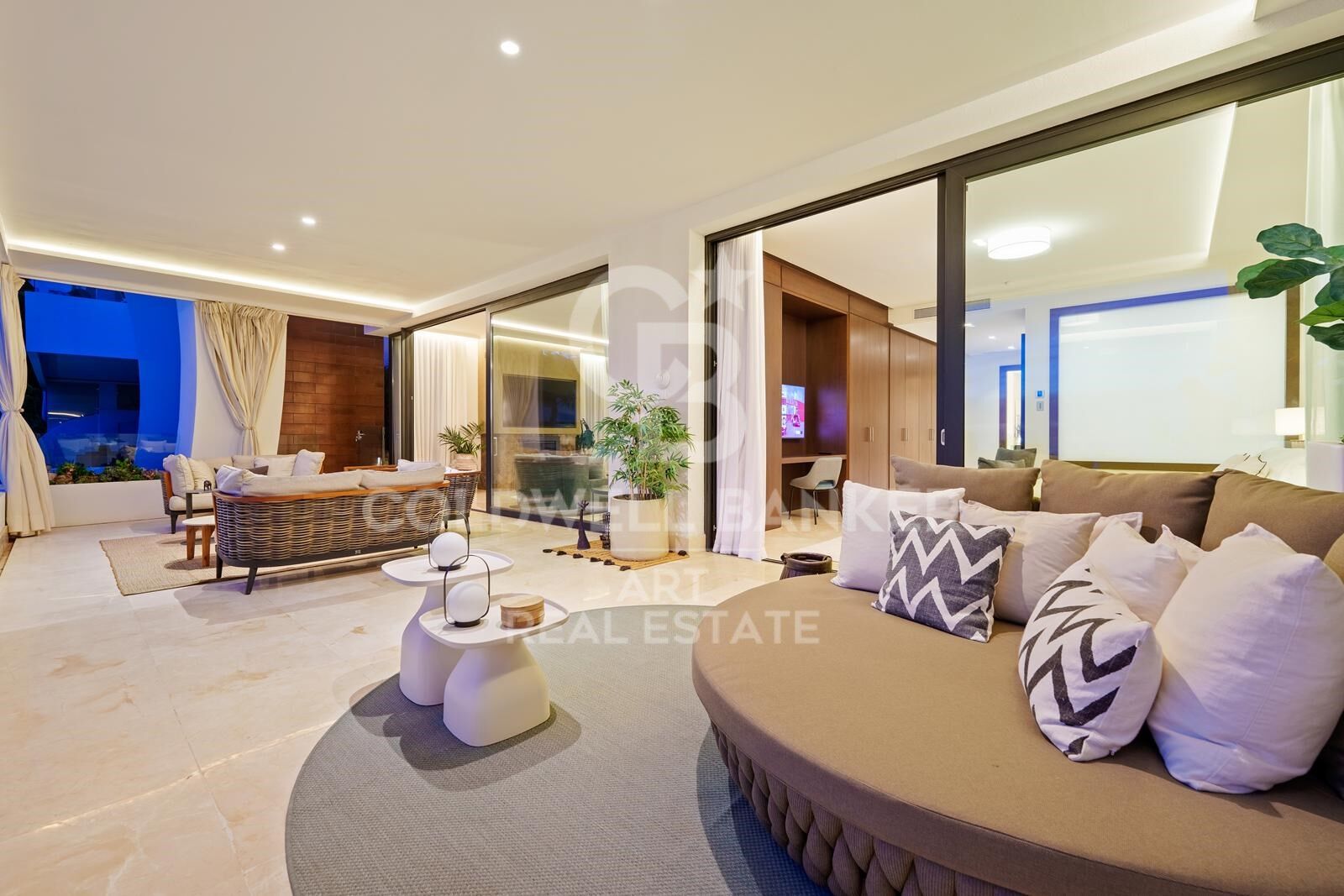 Elegant ground-floor duplex with panoramic sea views, Marbella