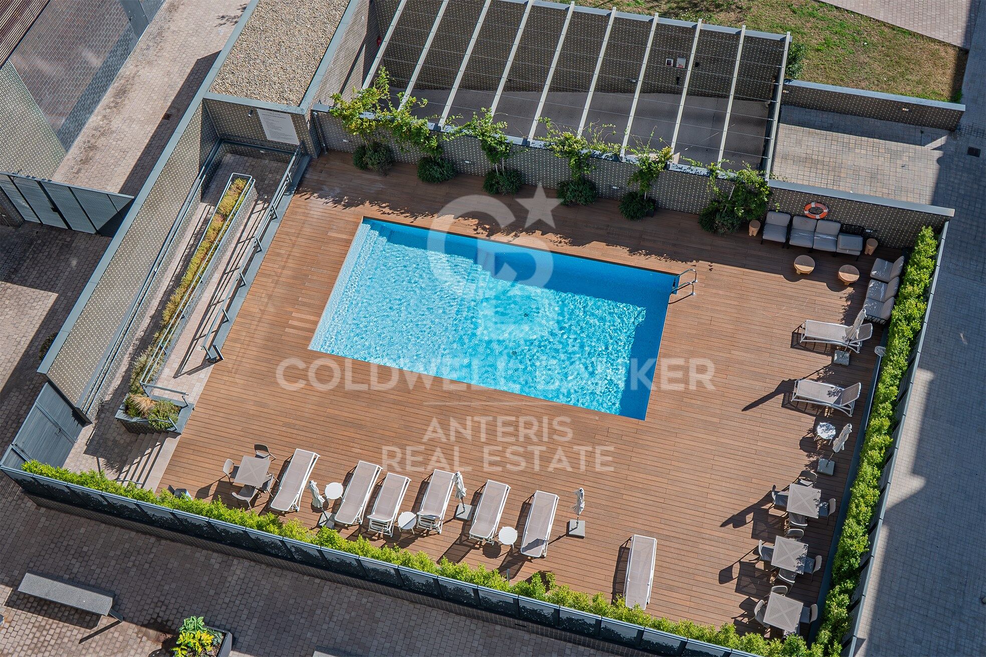 Ático de obra nueva con dos plazas de parking, un trastero y zona comunitaria con piscina