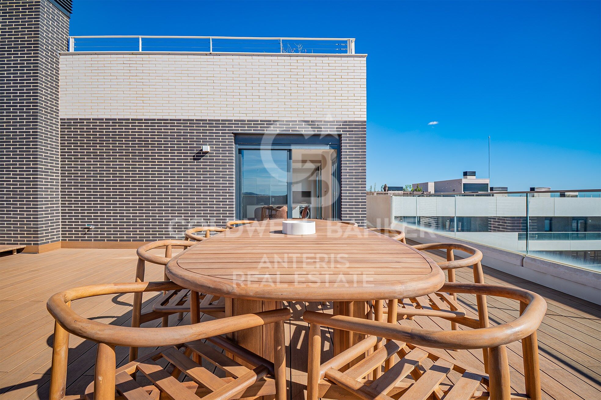 Ático de obra nueva con dos plazas de parking, un trastero y zona comunitaria con piscina