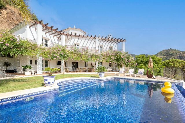 Andalusian elegance with panoramic views in Monte Mayor, Benahavís