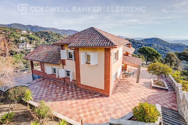 Magnífica casa con jardín y piscina en venta en la urbanización Collsacreu de Arenys de Munt