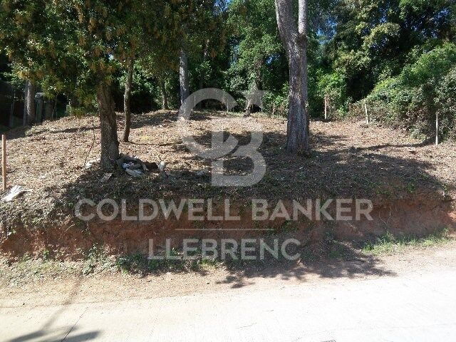 Maravilloso terreno en venta en Mas Guimbau rodeado del parque natural de Collserola