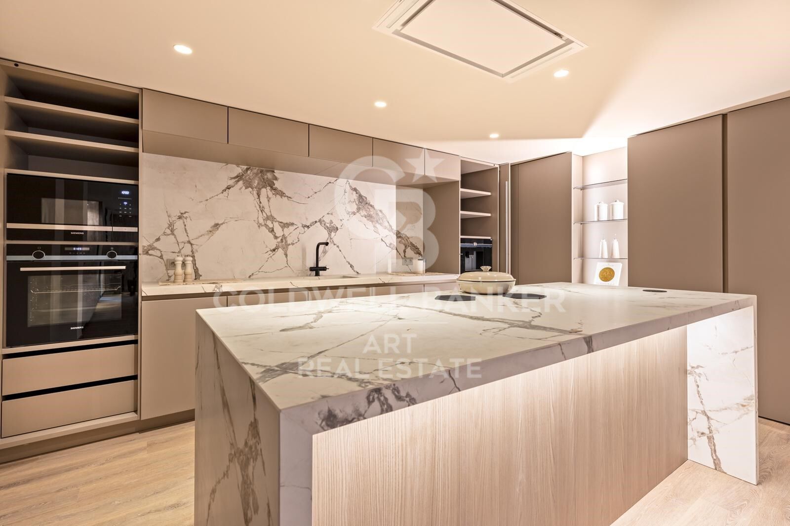 Élégante résidence surplombant le port de plaisance de Puerto Banús