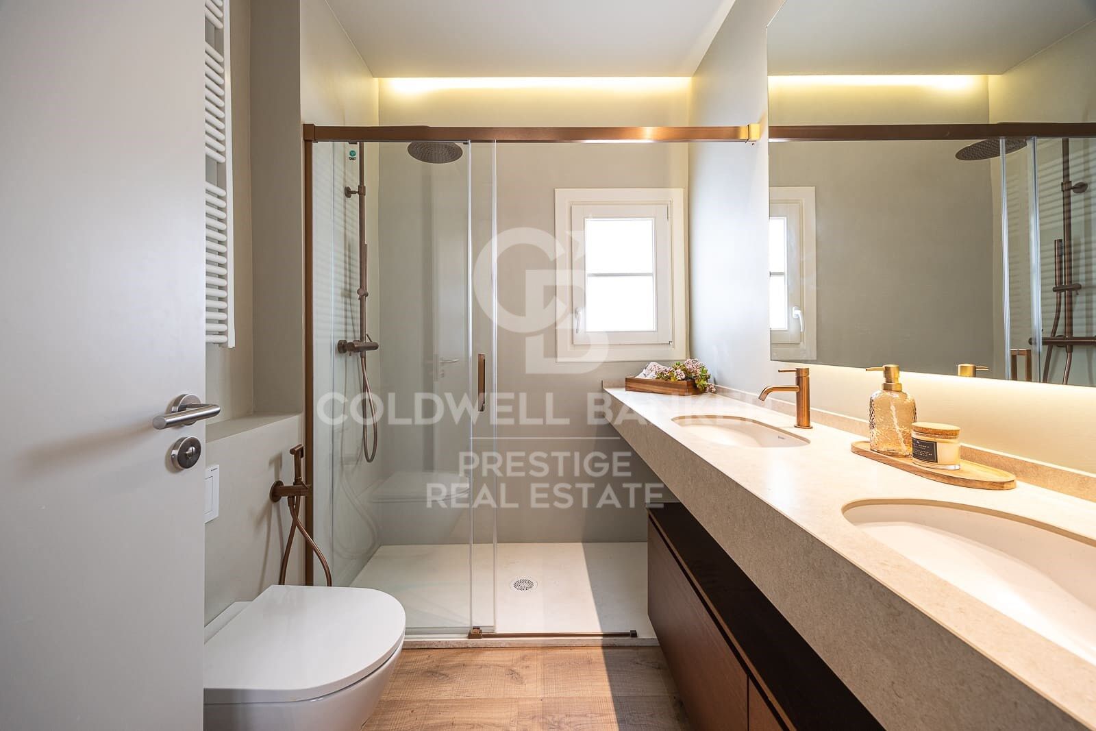 Piso reformado con terraza en venta el Eixample Derecho - Calle Pau Claris