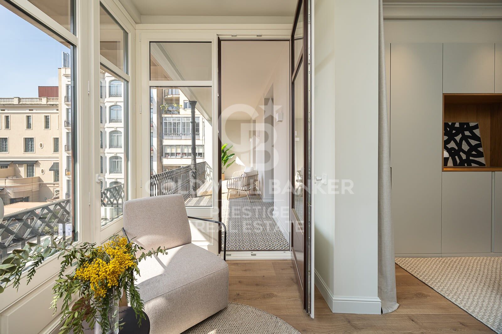 Piso reformado con terraza en venta el Eixample Derecho - Calle Pau Claris