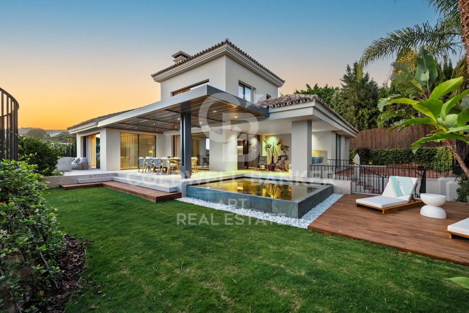 Modern Luxury Villa with Tropical Serenity