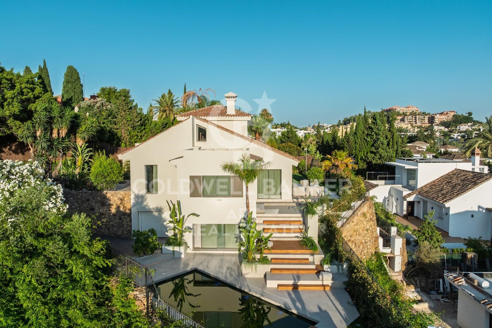 Villa de Lujo Moderna con Serenidad Tropical