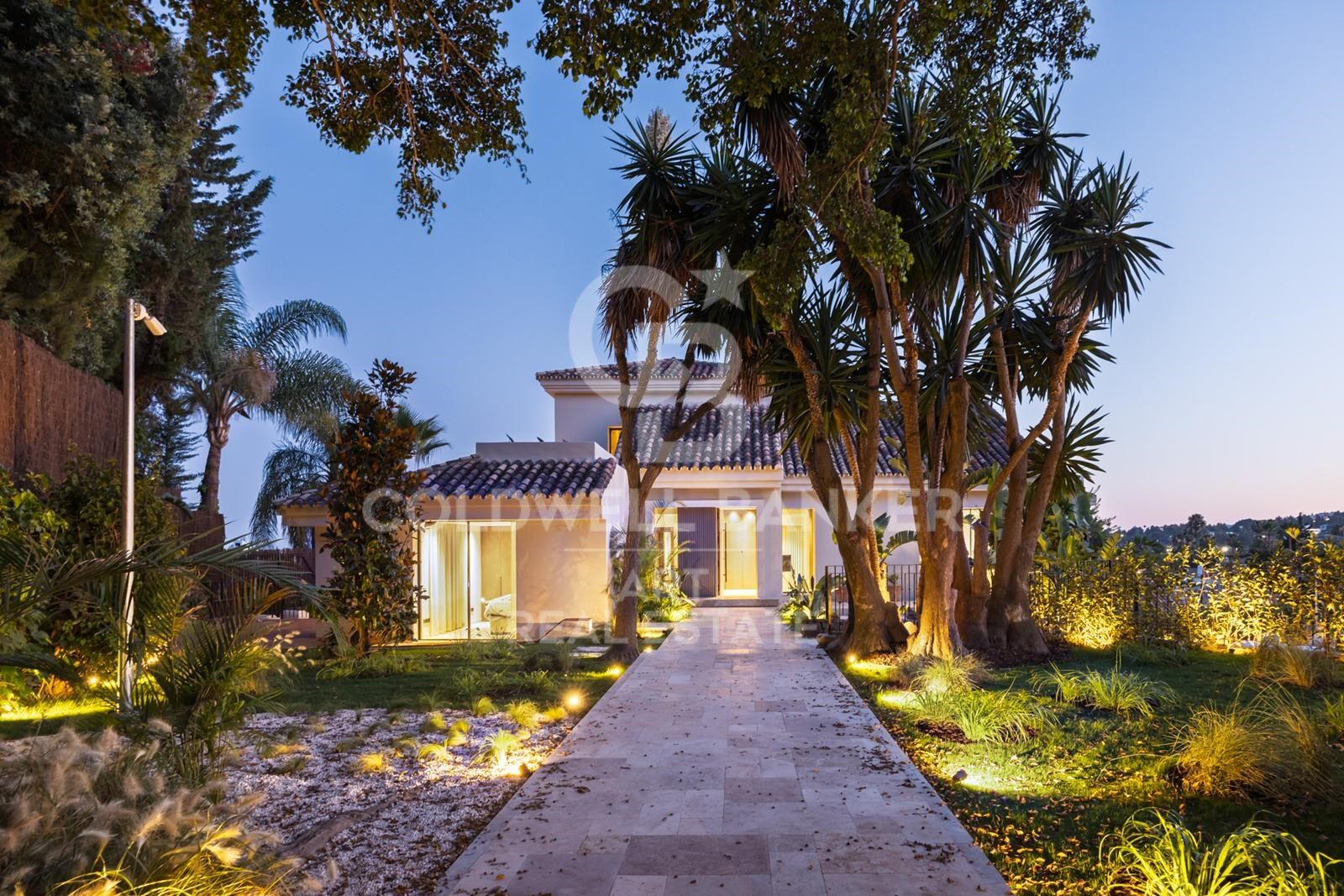 Modern Luxury Villa with Tropical Serenity