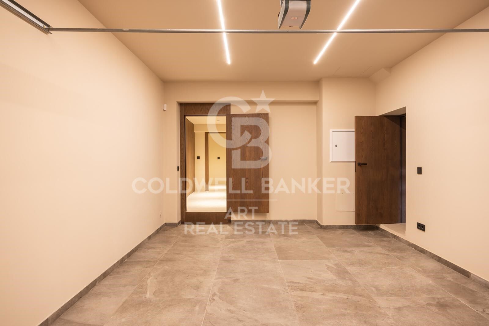 Moderne Luxusvilla mit tropischer Ruhe