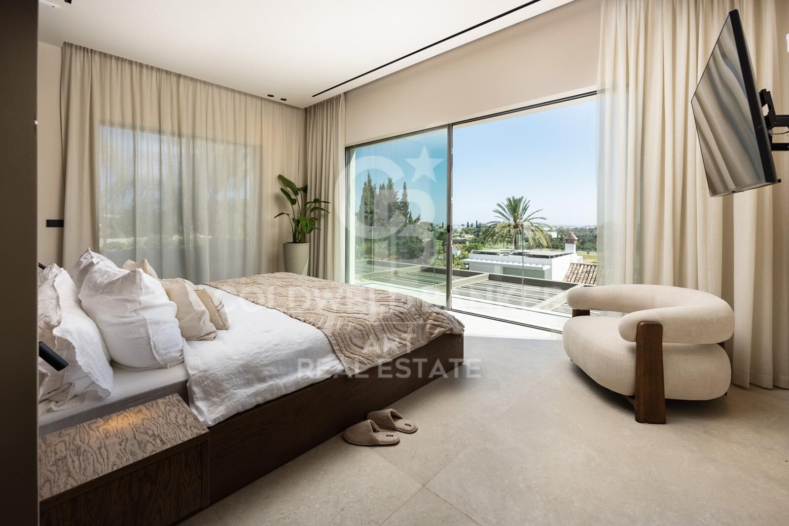 Modern Luxury Villa with Tropical Serenity