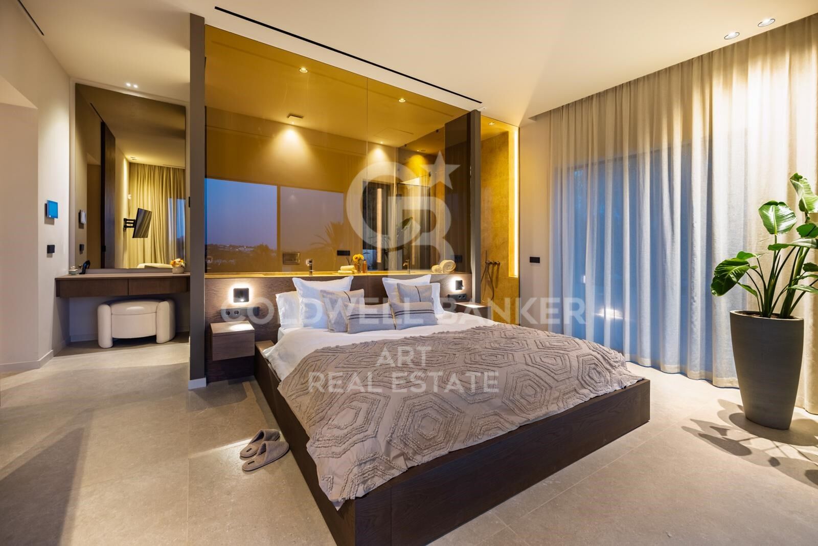 Modern Luxury Villa with Tropical Serenity