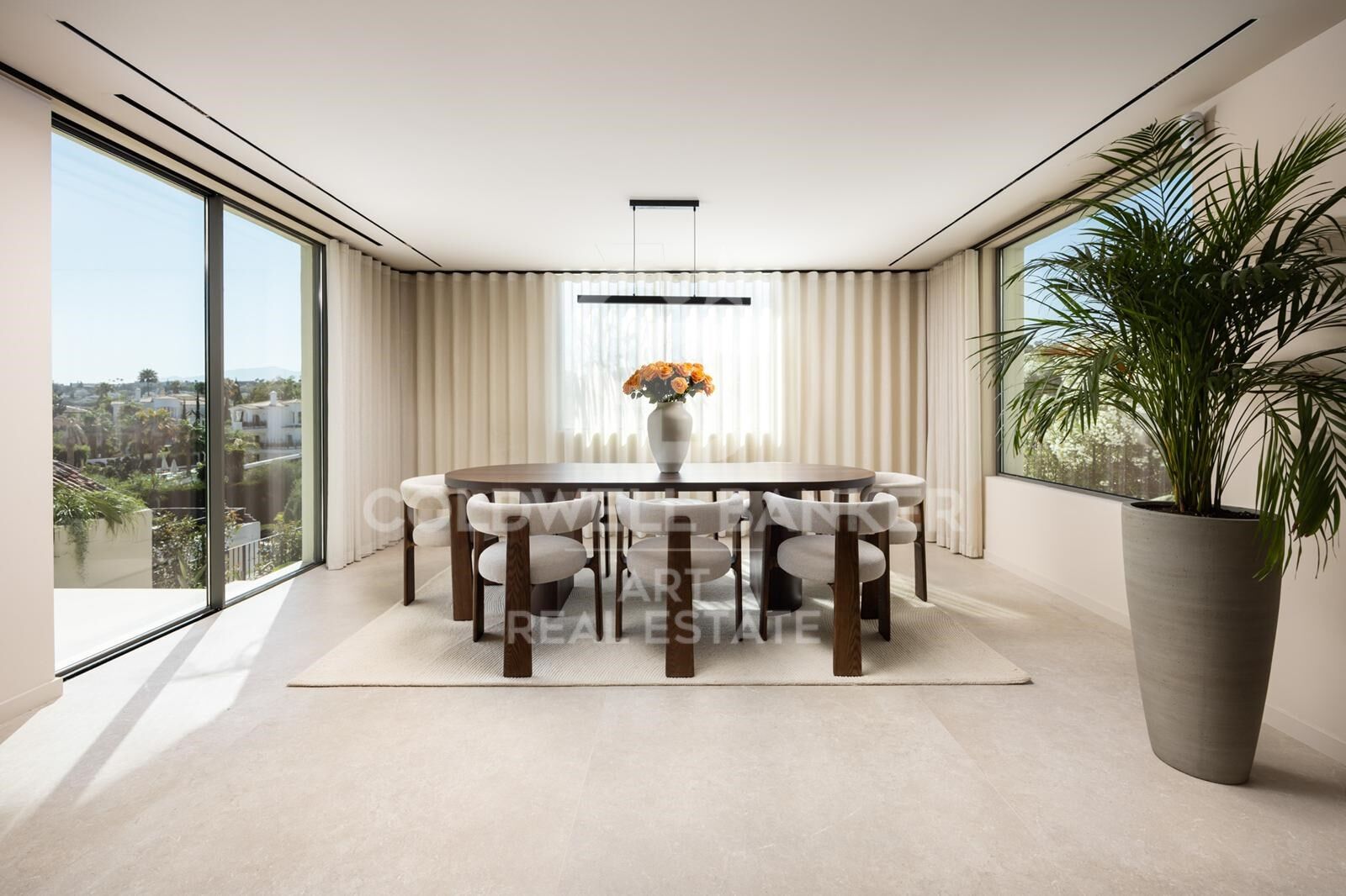 Moderne Luxusvilla mit tropischer Ruhe