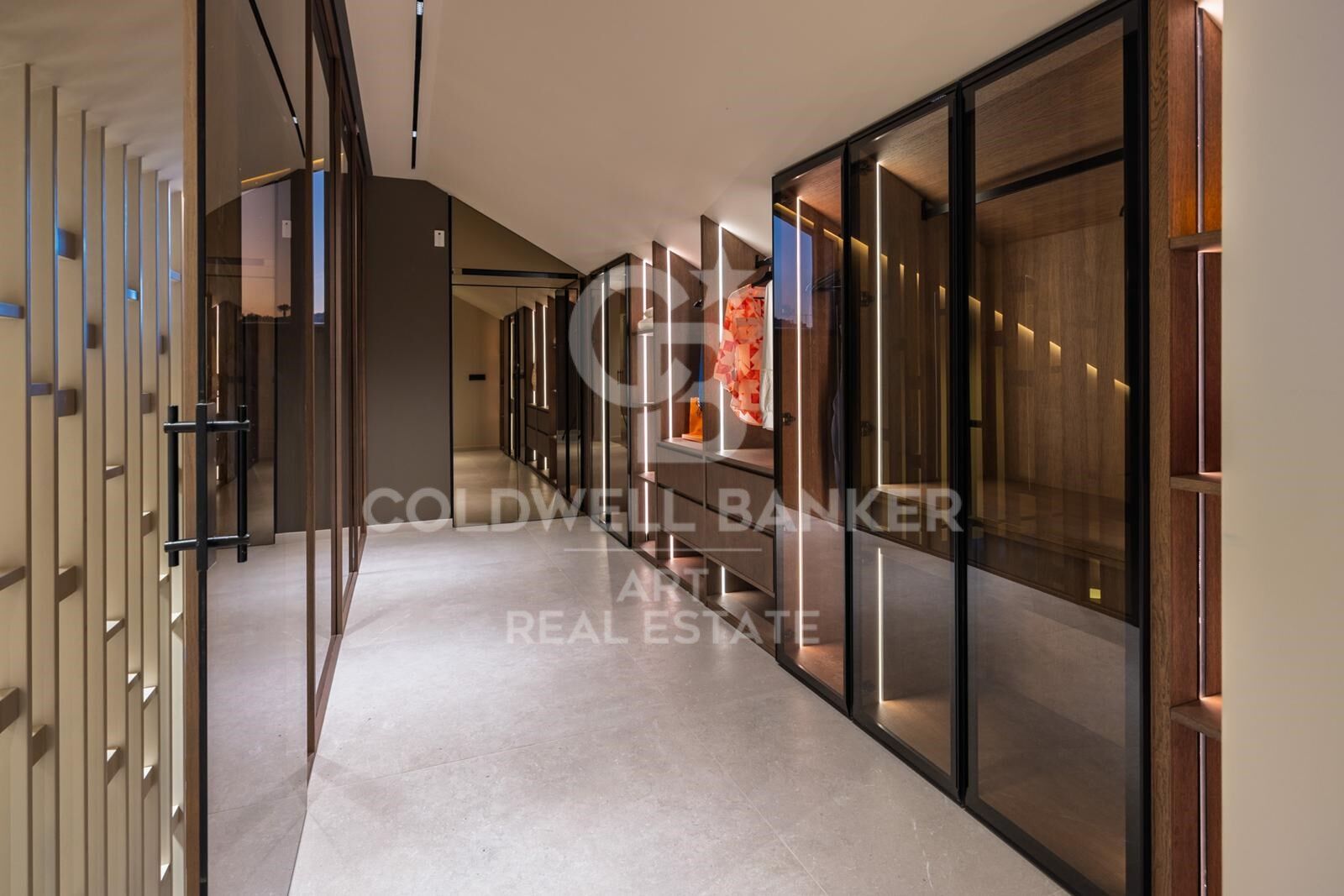 Moderne Luxusvilla mit tropischer Ruhe