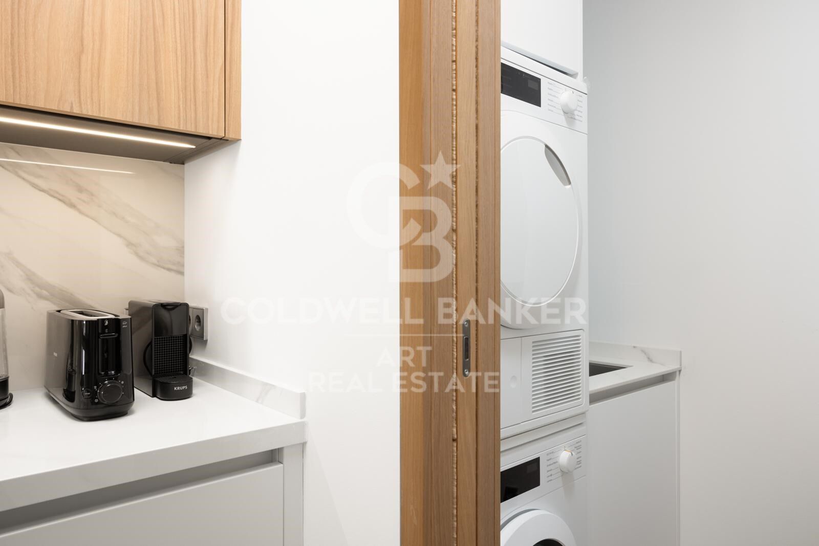 Appartement de Luxe en Bord de Mer avec Vue Panoramique sur la Méditerranée