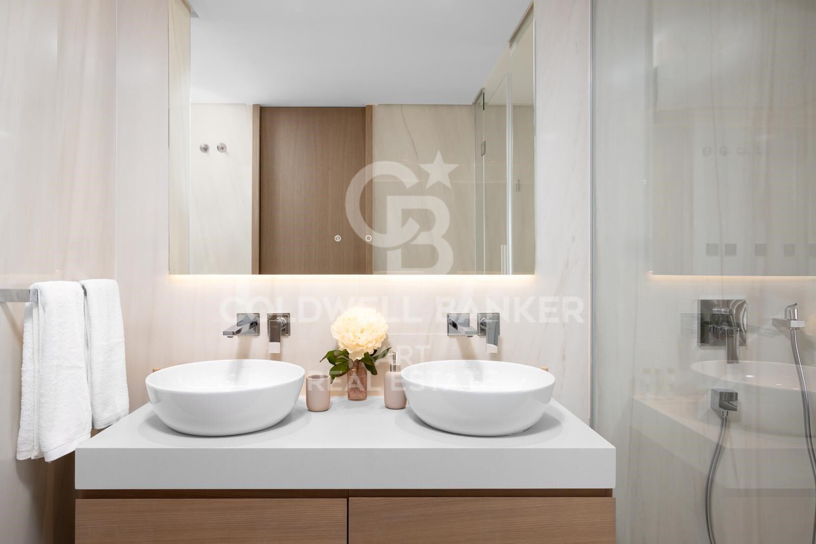 Appartement de Luxe en Bord de Mer avec Vue Panoramique sur la Méditerranée